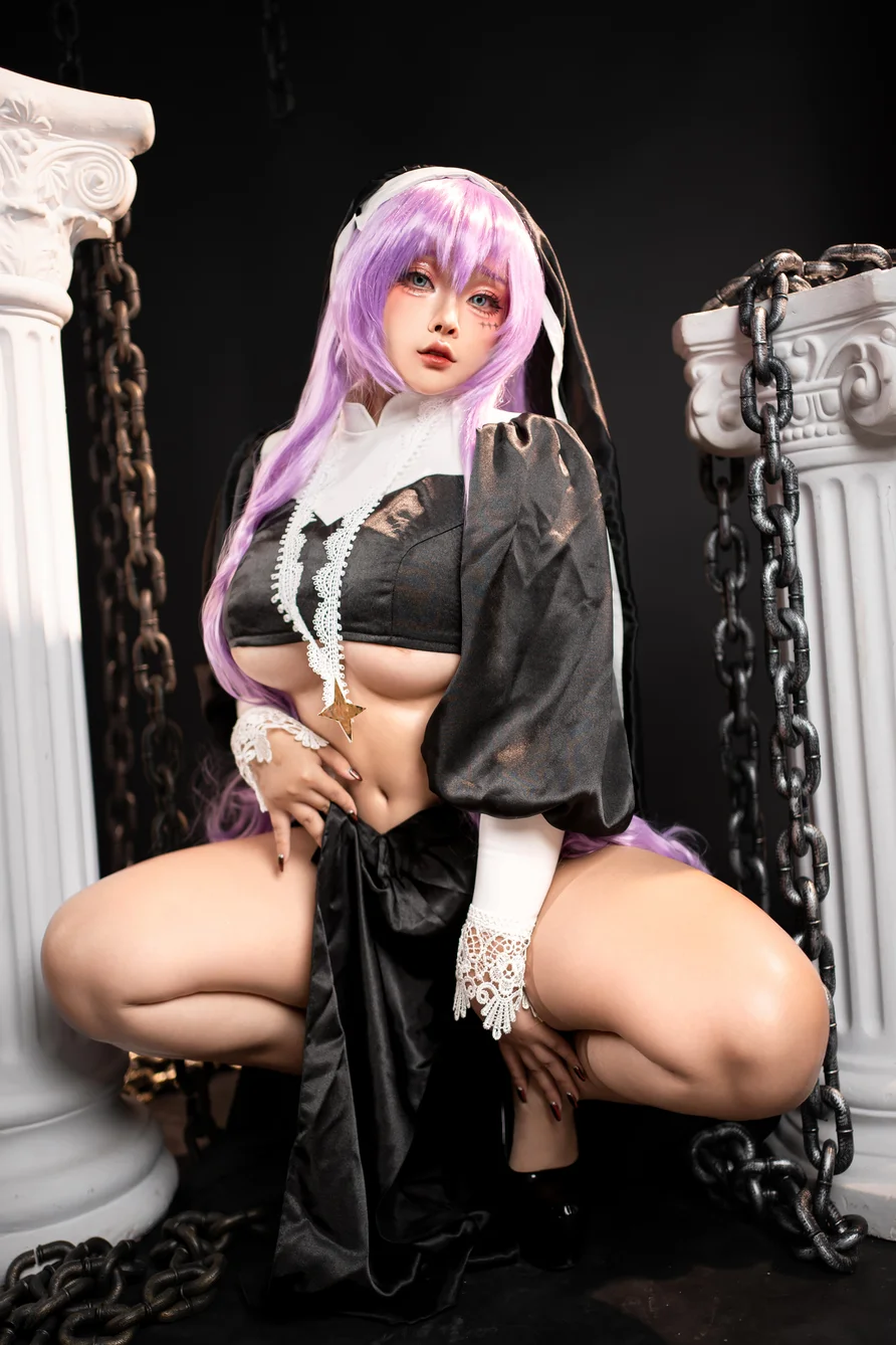 Coser-Sayo-Momo-Gigant-Sister-006.webp