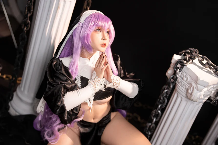 Coser-Sayo-Momo-Gigant-Sister-012.webp