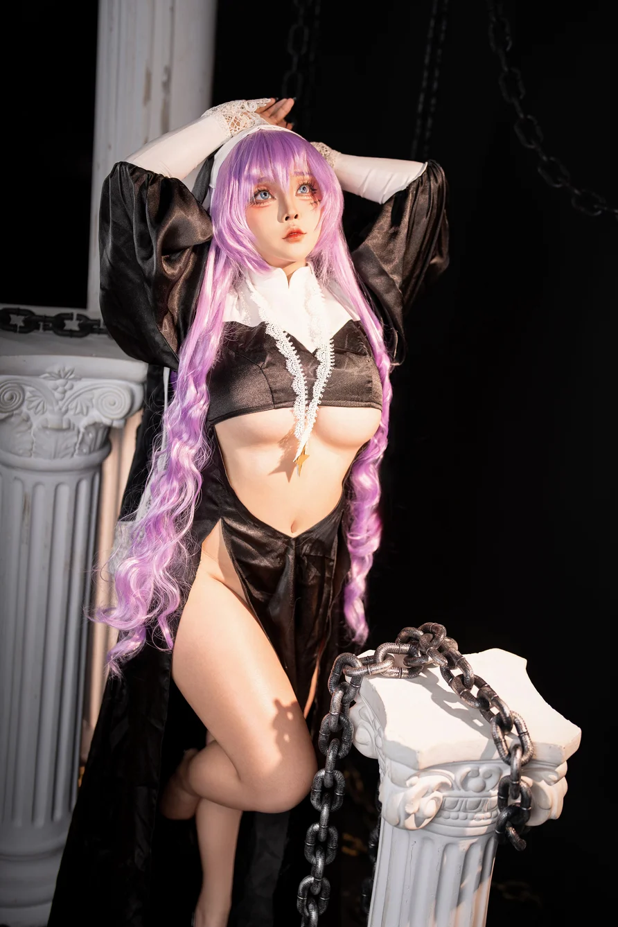 Coser-Sayo-Momo-Gigant-Sister-013.webp