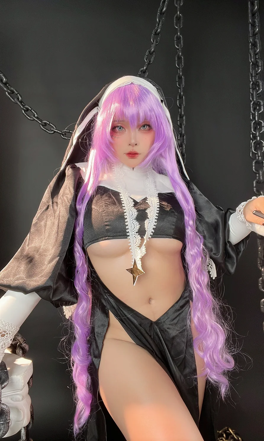 Coser-Sayo-Momo-Gigant-Sister-017.webp