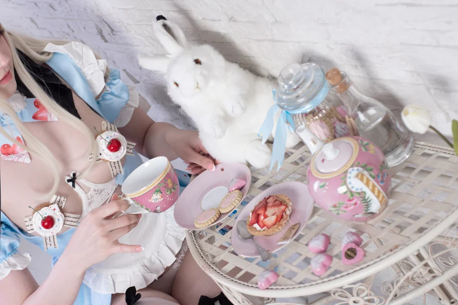 Coser-Candy-Ball-Alice-in-Easterland-013.webp