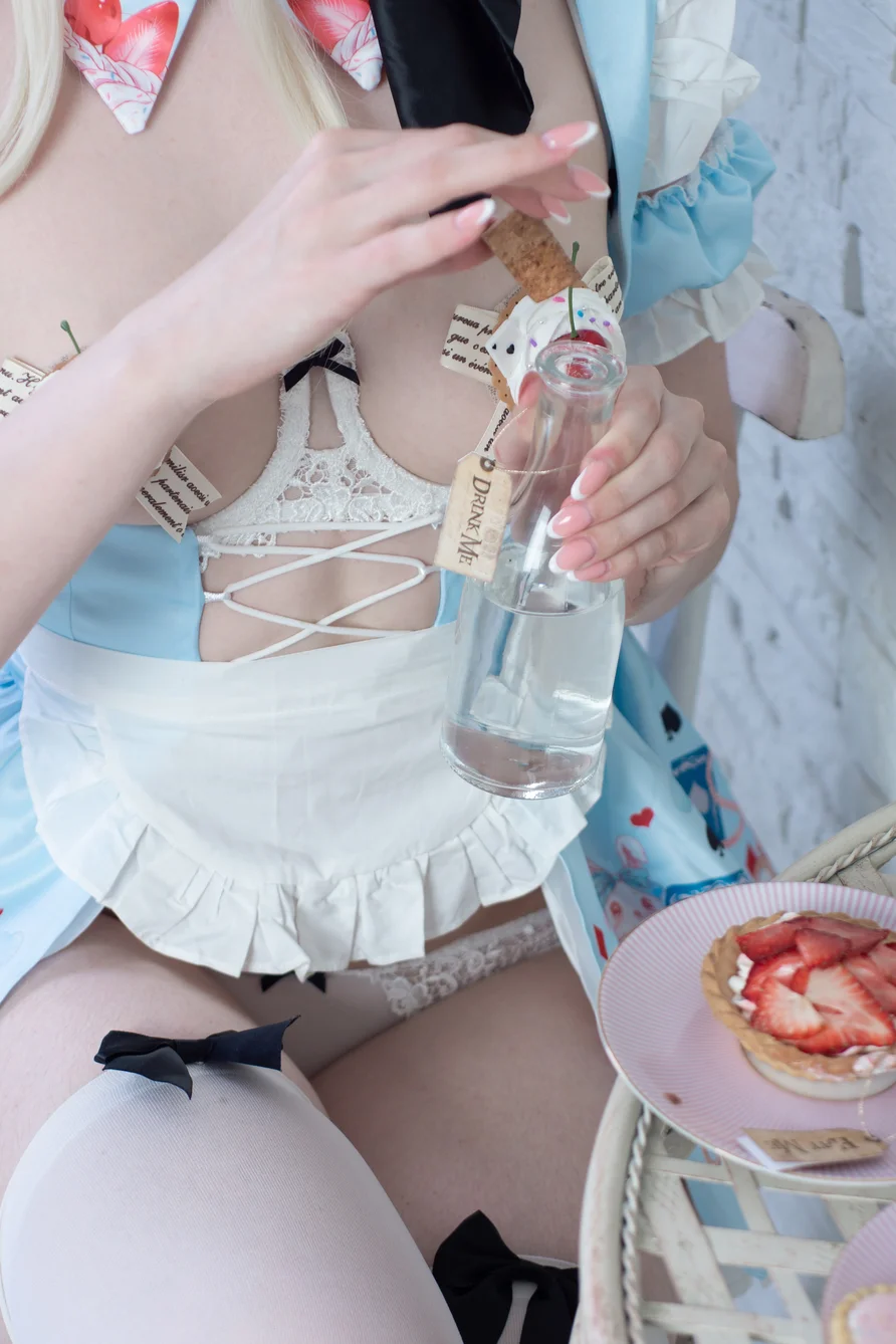 Coser-Candy-Ball-Alice-in-Easterland-017.webp