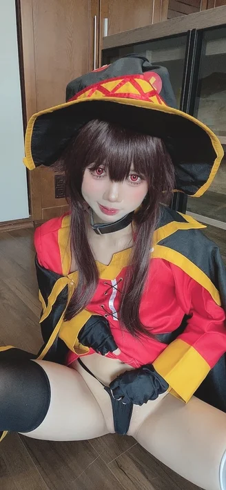 Coser-PoppaChan-Konosuba-Megumin-064.webp