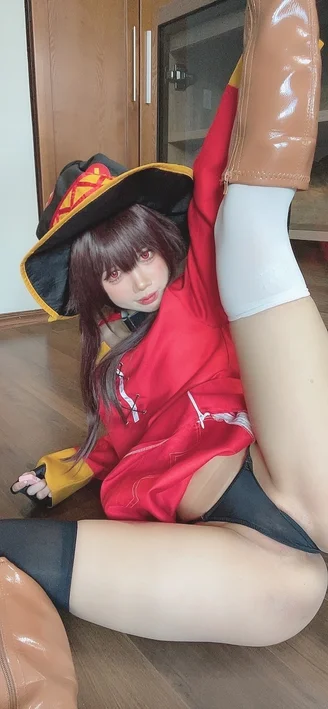 Coser-PoppaChan-Konosuba-Megumin-068.webp