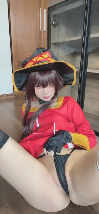 Coser-PoppaChan-Konosuba-Megumin-069.webp