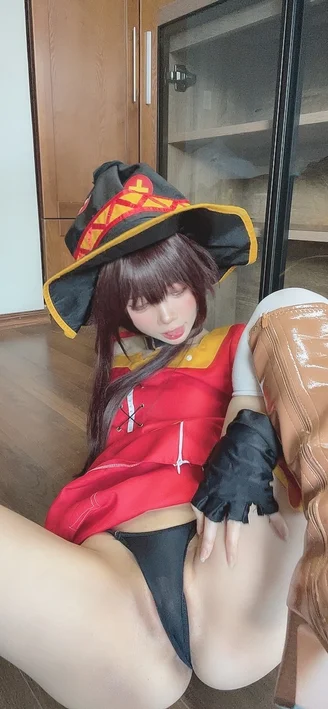 Coser-PoppaChan-Konosuba-Megumin-072.webp