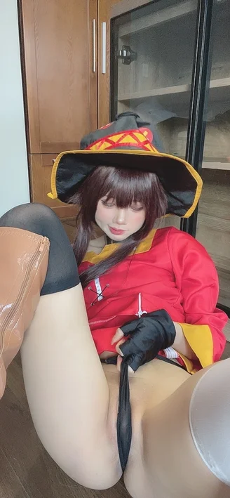 Coser-PoppaChan-Konosuba-Megumin-074.webp