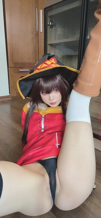 Coser-PoppaChan-Konosuba-Megumin-075.webp