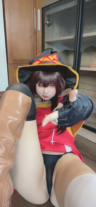 Coser-PoppaChan-Konosuba-Megumin-077.webp