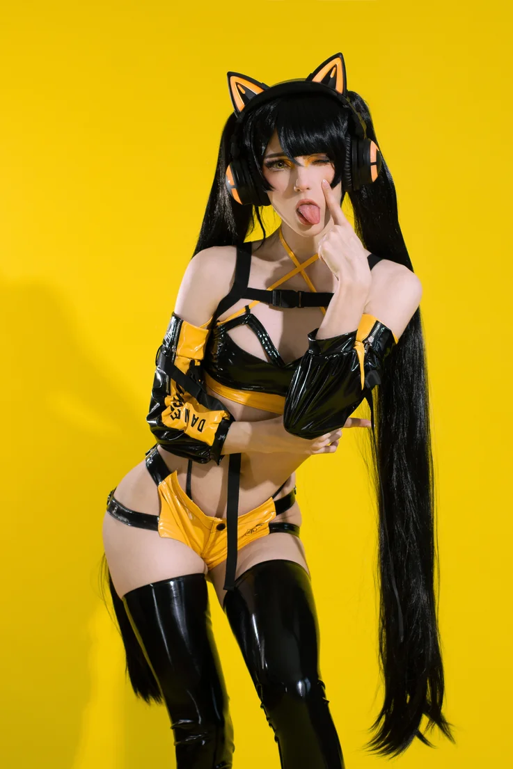 Coser-Candy-Ball-Cyber-Kitty-028.webp