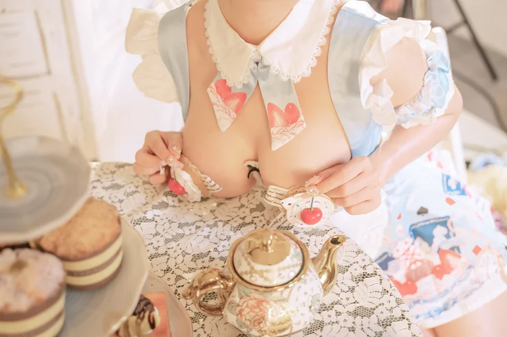 Coser-Nekokoyoshi-Private-Tea-Party-030.webp