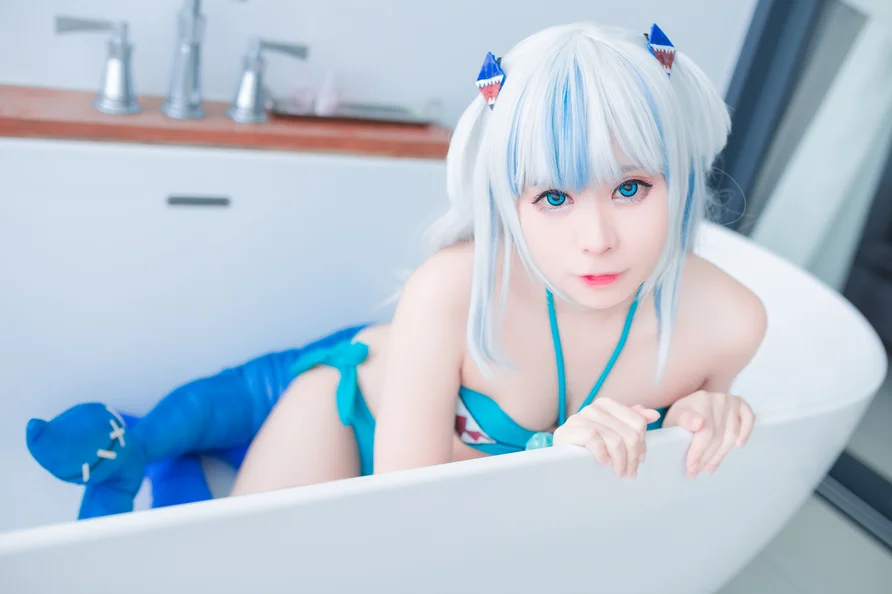 Coser-MeenFox-Gawr-Gura-Swim-003.webp