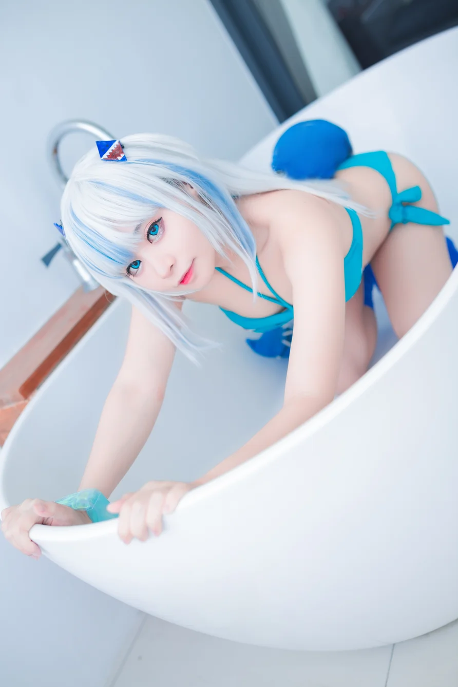 Coser-MeenFox-Gawr-Gura-Swim-009.webp