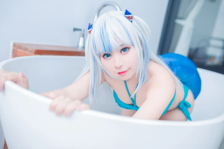 Coser-MeenFox-Gawr-Gura-Swim-010.webp