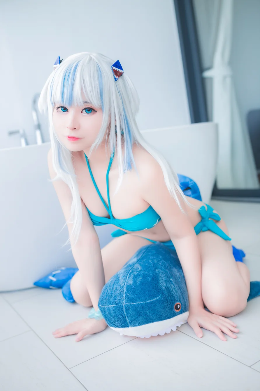 Coser-MeenFox-Gawr-Gura-Swim-015.webp