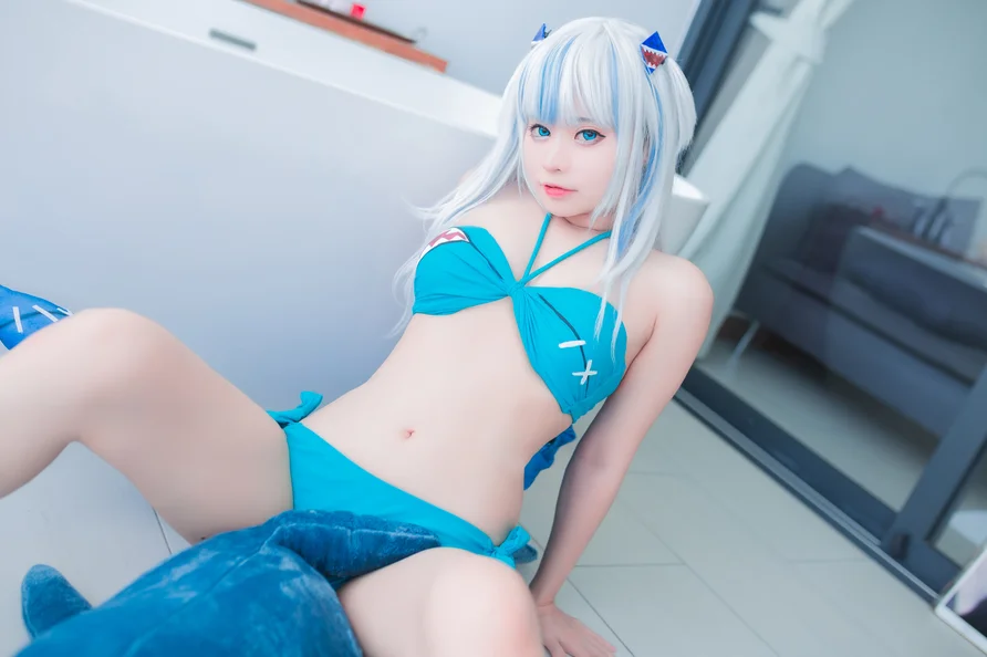 Coser-MeenFox-Gawr-Gura-Swim-018.webp