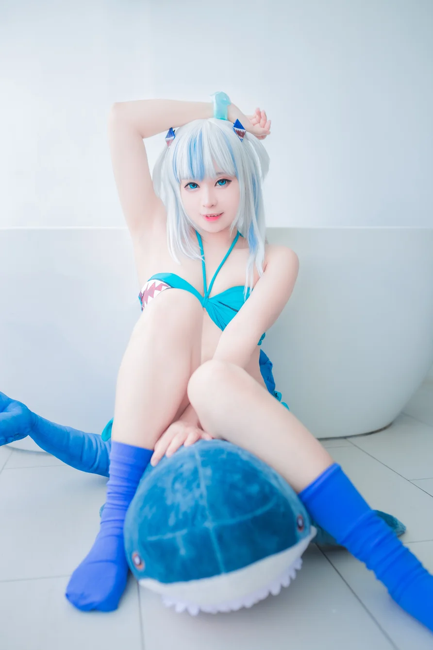 Coser-MeenFox-Gawr-Gura-Swim-020.webp