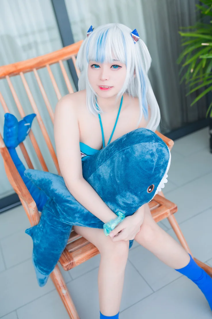 Coser-MeenFox-Gawr-Gura-Swim-022.webp