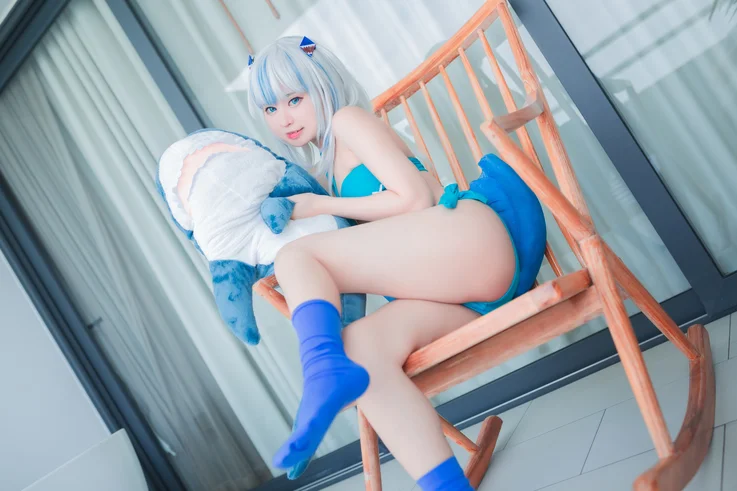 Coser-MeenFox-Gawr-Gura-Swim-025.webp