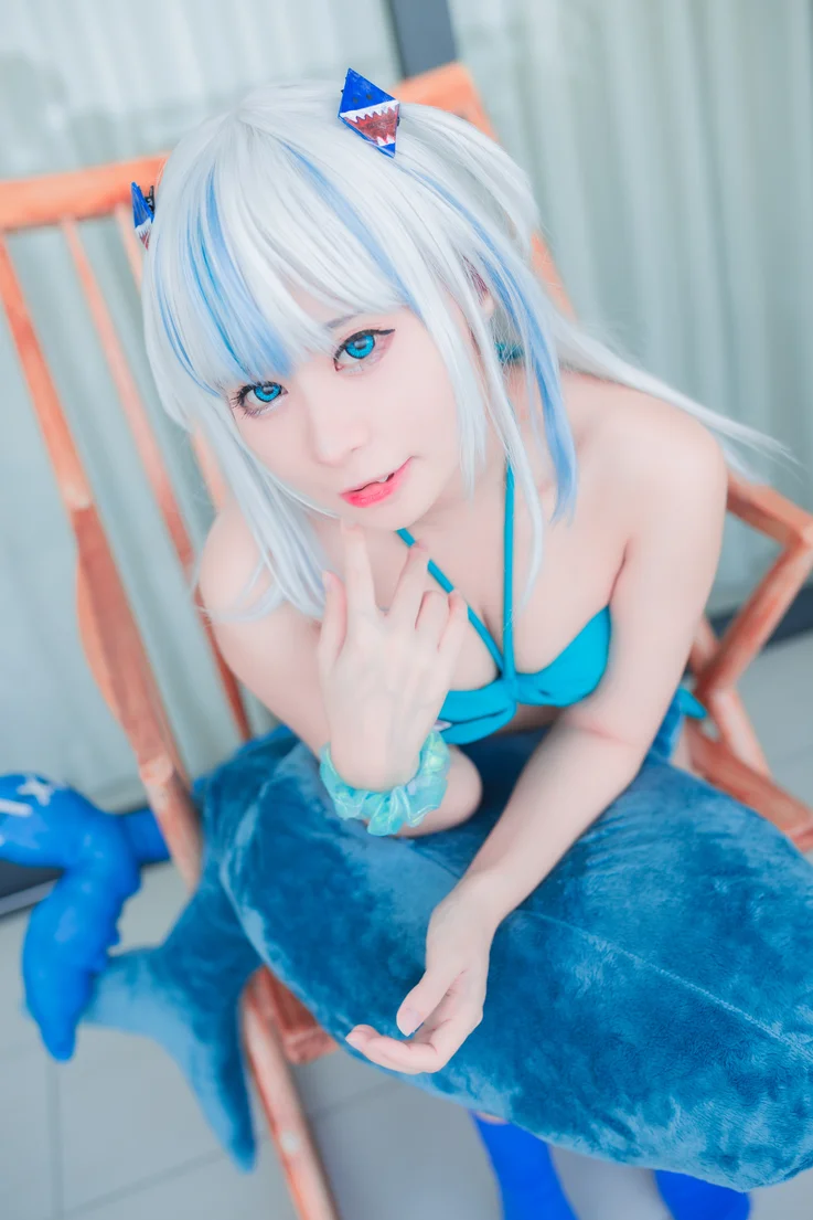 Coser-MeenFox-Gawr-Gura-Swim-028.webp