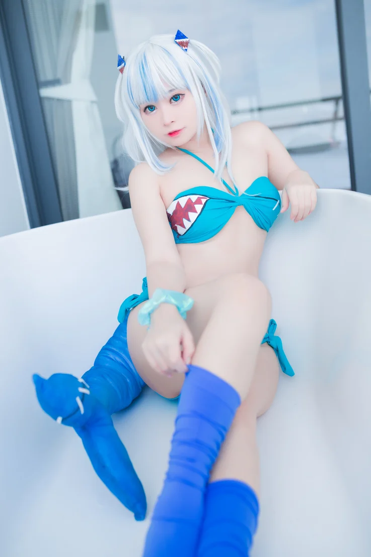 Coser-MeenFox-Gawr-Gura-Swim-038.webp