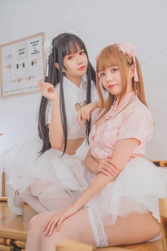 Coser-Yoko-and-W-and-Saki-056.webp