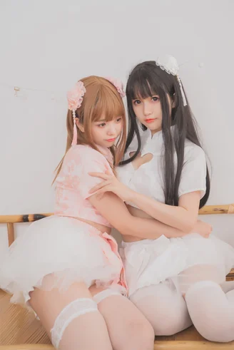 Coser-Yoko-and-W-and-Saki-068.webp