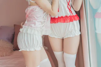 Coser-Yoko-and-W-and-Saki-126.webp