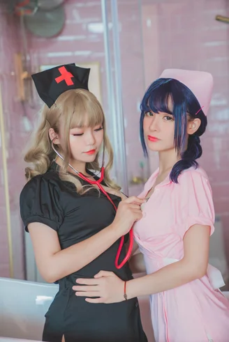 Coser-Yoko-and-W-and-Saki-145.webp