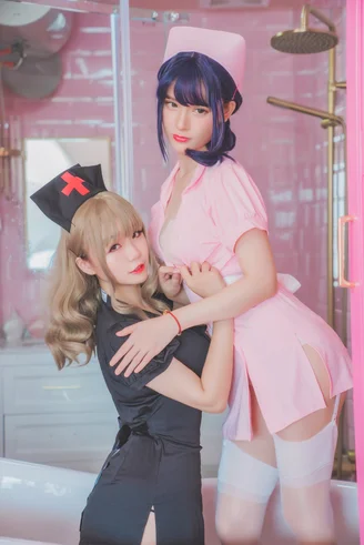 Coser-Yoko-and-W-and-Saki-149.webp